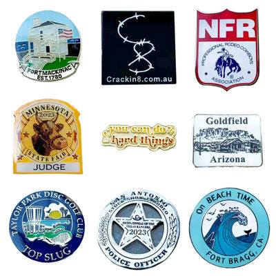 سعر جيد دبابيس طية صدر السترة المصنوعة من المينا الصلبة المخصصة مع شعار مخصص للعلامة التجارية للشركات الانترنت