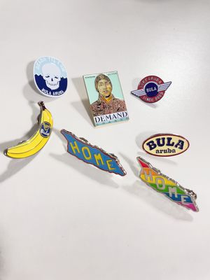 سعر جيد عقدة المسمار الناعمة المخصصة مع سمك 1.5 ملم ومشبك فراشة للهدايا التجارية الانترنت