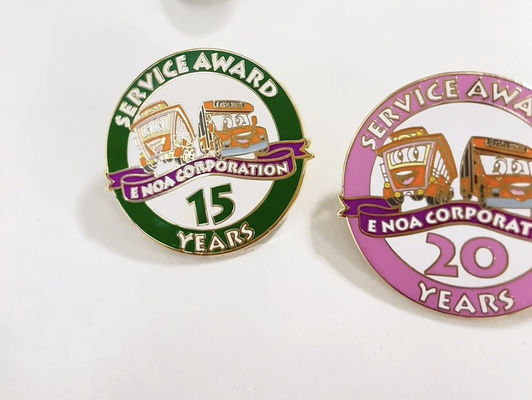 سعر جيد عقدة المينا الصلبة المخصصة مع سمك 1.5 ملم ومشبك فراشة للهدايا التجارية الانترنت