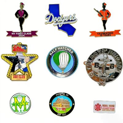 سعر جيد شارة فولاذية متينة مخصصة – شكل فريد مع مينا ملونة – دبوس علامة تجارية يثبت بدبوس أمان الانترنت