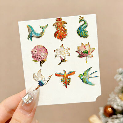 دبابيس طية صدر السترة المخصصة بالجملة - مصنع صيني - حرف معدنية فارغة مع مينا ناعمة/صلبة وتصاميم كرتونية