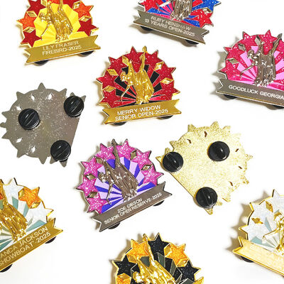 دبوس طية صدر السترة المخصص بالمينا الصلبة أو الناعمة مع لمعان، وطباعة الأشعة فوق البنفسجية، وشعار كرتوني لطيف من الأنمي.