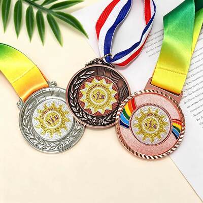 سعر جيد ميدالية رياضية مصقولة بالذهب من سبيكة الزنك ثلاثية الأبعاد مع شريط للماراثون وبناء الجسم الانترنت